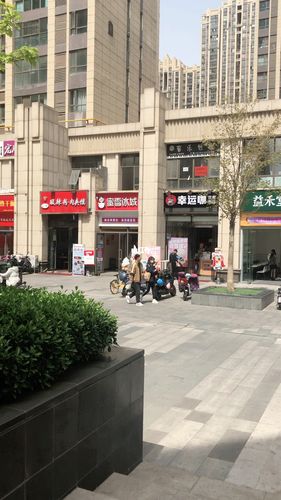 在城市喧嚣中，寻找那一杯“绿洲” 饮品店的时代叙事